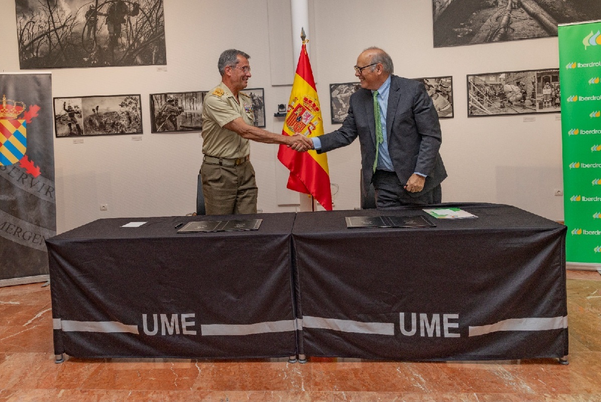 El teniente general de la UME y el CEO de Iberdrola se estrechan la mano tras la firma del acuerdo