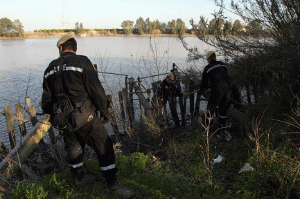 Personal del BIEM II rastreando las orillas del río Gualdalquivir