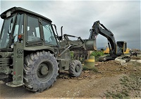 Maquinaria del Batallón de Zapadores de la Legión en labores de apoyo a la reconstrucción de una mota en el río Segura