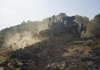 Dos máquinas de ingenieros, D7, de la UME han trabajdo en la perimetración del incendio y en el establecimiento del cortafuegos