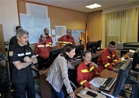 La Ministra de Defensa en funciones, Margarita Robles acompañada del Teniente General de la UME Miguel Alcañiz en su visita al puesto de mando de la UME