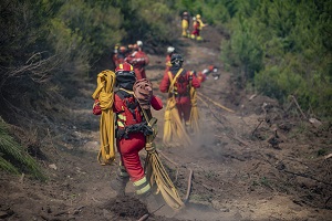 Imagen correspondiente a a la realización de tendido de mangueras en los trabajos de extinción del incendio a Caminomorisco