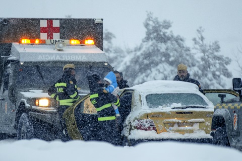 La UME rescata a más de 3000 vehículos por la nevada que afectó a la autopista AP-6 entre las localidades de Villacastín y San Rafael