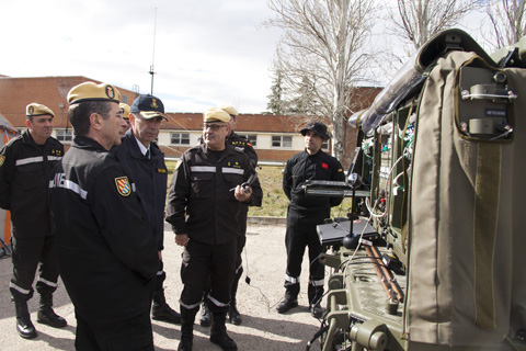 El Jefe de Estado Mayor de la Defensa asiste a un ejercicio de proyección del equipo de búsqueda y rescate urbano de la Unidad Militar de Emergencias