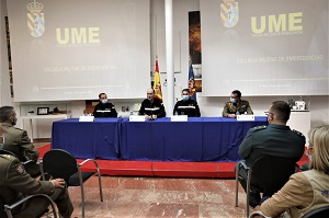 El teniente general Meijide, jefe de la UME, ha insistido en la importancia de poner en común los conocimientos de estos alumnos que proceden de diferentes ámbitos: “Si uno beneficia al grupo, beneficia la gestión de la emergencia”
