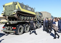 Durante su visita, los representantes estatales han podio ver también el vehículo TOA, que la UME utiliza en las intervecniones por tormenteas invernales severas