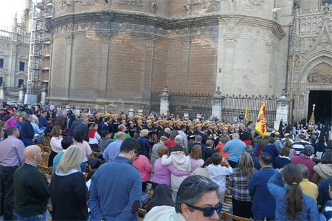 La UME canta su himno al Paso de la Virgen del Rosario en la Catedral de Sevilla