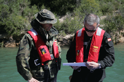 El general adjunto al jefe de la UME, como director del ejercicio, inspeccion&oacute; el desarrollo de la evaluaci&oacute;n de los equipos de buceadores.