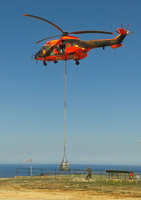 Posicionamiento en zonas agrestes, inaccesibles para las autobombas, de unos depósitos de agua con capacidad para 1.000 litros, transportados por dos helicópteros del BHELEME.
