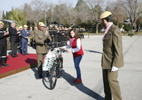 La obra “Buscando entre mil estrellas, la UME la encontró a ella” dibujada por la niña Clara Lorente, ha resultado la ganadora en la categoría de dibujo infantil