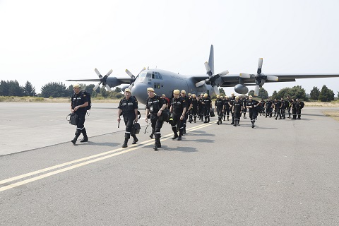Tras aterrizar en Santiago de Chile, un avi&oacute;n de la Fuerza A&eacute;rea chilena traslad&oacute; al personal de la UME hasta Concepci&oacute;n, capital de la regi&oacute;n de Biobio