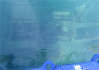 La maquina excavadora civil en las profundidades del río Jucar,entre los términos de Antella y Sumarcarcer