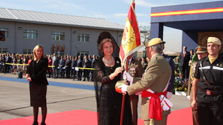 SM la Reina Doña Sofía hace entrega de la Enseña Nacional al Jefe de la UME