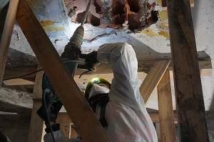 Un interviniente realiza trabajos de perforación para crear un acceso