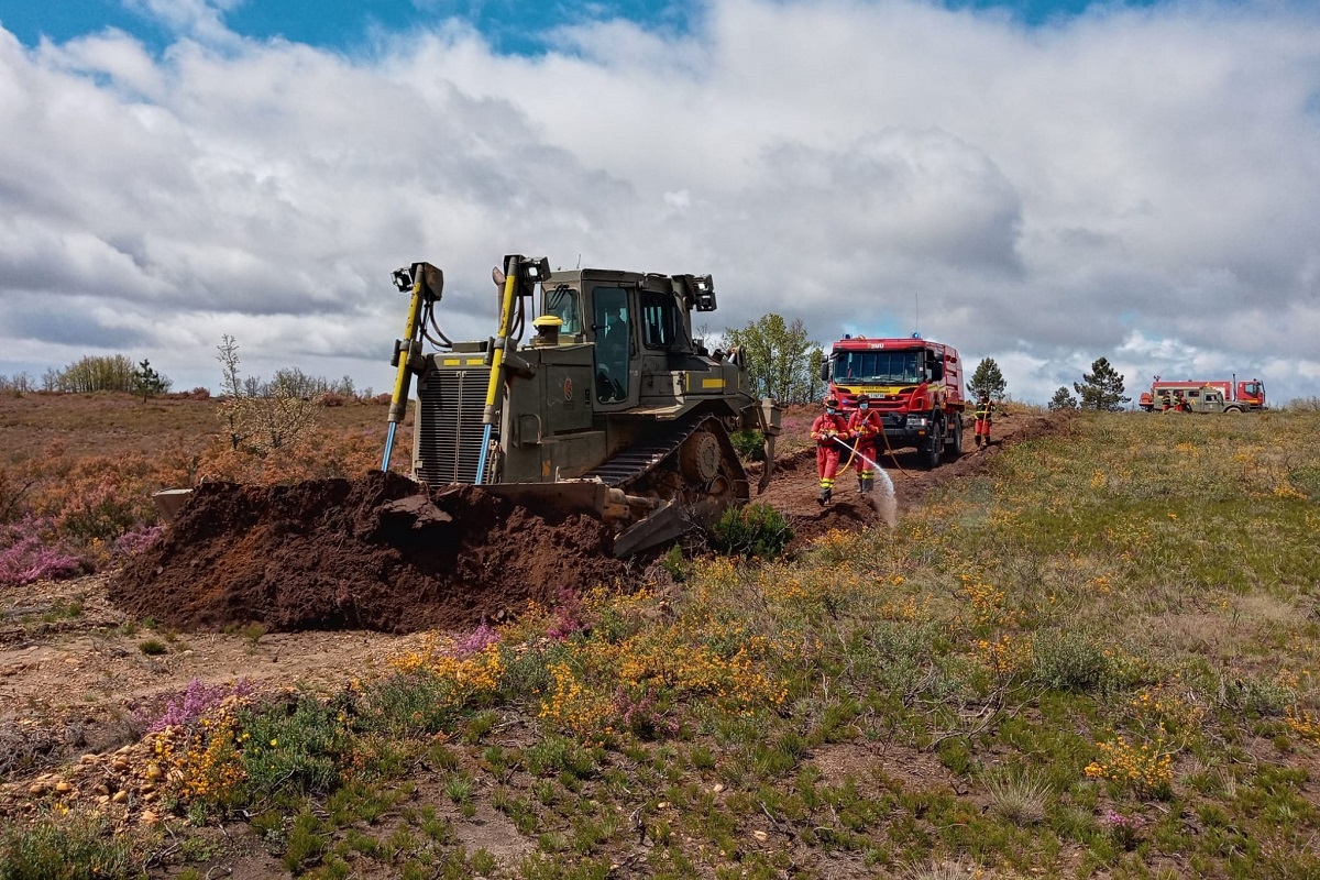 El BHELEME aporta tanto la capacidad de helitransporte de personal interviniente como ataque directo con descargas de agua