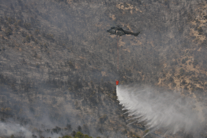 Medios aéreos del BHELEME en tareas de extinción en el incendio del CENAD San Gregorio (Zaragoza)