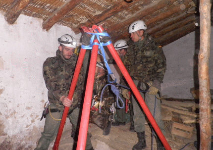 Personal del BIEM IV, en diferentes enclaves de la Comunidad de Aragón, desarrollando un ejercicio de instrucción con embarcaciones y rescate de víctimas con poleas.