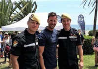 Abraham Trigo (centro), como nadador del equipo Mediterranean Challenge, en la participación en este gran proyecto solidario