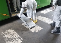 Las medidas que indica el protocolo es que durante los traslados la entrada y salida de los pacientes se debe realizar por la puerta trasera mientras que la tripulación debe realizarlo por la delantera