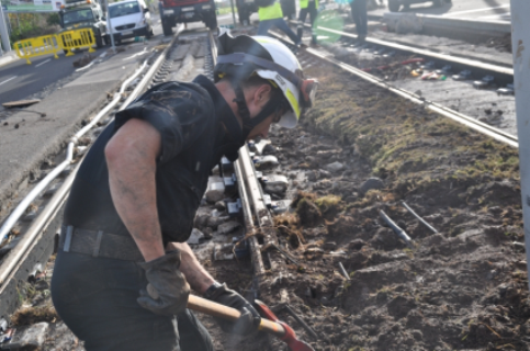 La UME colabor&oacute; en el achique de agua en viviendas y garajes y tambi&eacute;n en el despeje de las v&iacute;as del tranv&iacute;a en Santa Cruz de Tenerife .