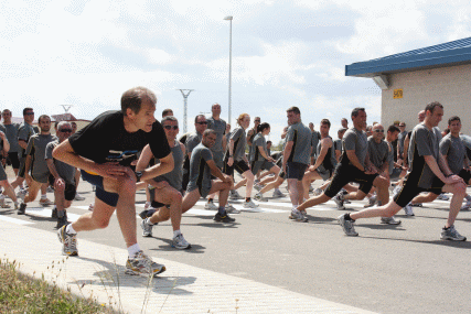Componentes del IV Batallón de Intervención en Emergencias corrieron con Abel Antón seis kilómetros por las instalaciones de la Base Aérea de Zaragoza.