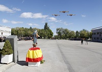 Tres hidroaviones Canadair del 43 Grupo del Ejercito del Aire junto a tres helicopteros del BHELME realizaron una pasada en formación sobre la explanada donde se celebró el acto