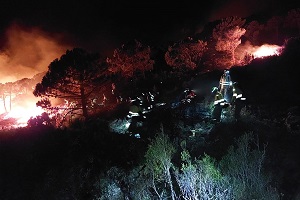 Trabajos nocturnos junto a personal del INFOCA en el área de Monte del Duque, cerca de la población de Casares