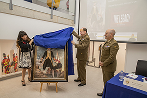 García ha presentado el proyecto de un monumento dedicado al citado general y ha entregado a la UME un cuadro con una imagen de este héroe