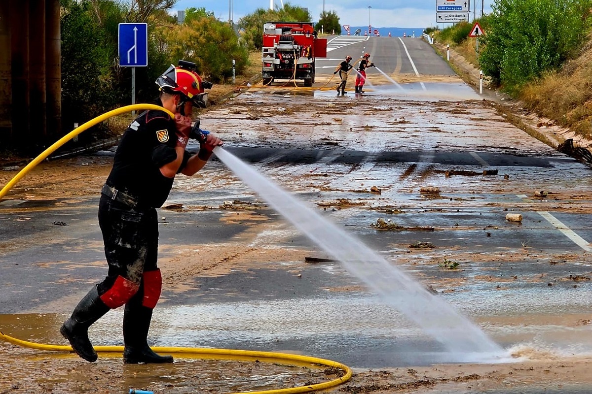 Durante esta intervenci&oacute;n participaron hasta 91 efectivos y 33 medios t&eacute;cnicos especializados, entre los que destacan un Equipo Medio de Bombeo de Agua y Lodo (EMBAL).