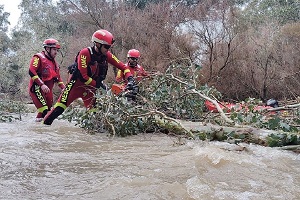 La operación combinó reconocimientos continuos de vías e infraestructuras con intervenciones rápidas de equipos especializados, además de esfuerzos sostenidos de achique y contención de grandes masas de agua