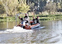 Un equipo de buceadores participa con la misión de recuperación de materiales, remonte de barreras y posibles operaciones subacuáticas.