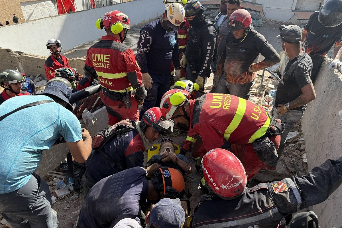 Equipo USAR UME durante la extracci&oacute;n de Antonio Nieto.