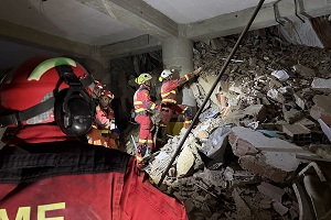 Equipo USAR durante las labores de búsqueda y rescate