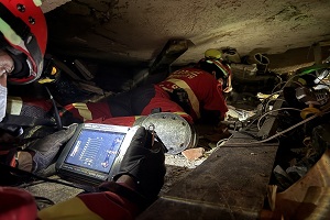 Equipo USAR analizando posibles señales de supervivientes bajo los escombros