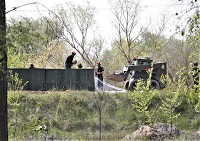 Una vez posicionados los Hesco Bastion se rellenan con tierra
