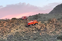 Se han desplegado 5 autobombas y 2 camiones nodriza para establecer la línea de control