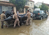 Rescate de personas aisladas con embarcación neumática