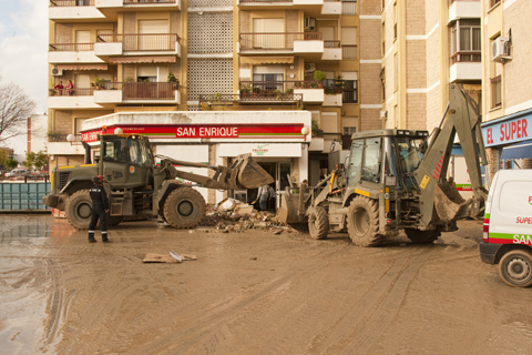 Efectivos de la UME intervienen en las inundaciones provocadas por el desbordamiento del río Genil