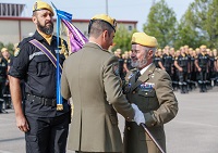 El comandante Alejandro Morón Zamora recibió el guión de la Unidad de manos del comandante Francisco José Sanchiz Tido