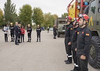 Durante su visita, Margarita Robles saludó a los militares del elemento de primera intervención del Primer Batallón de la UME (BIEM I)