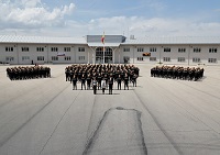 Durante su visita, S.M. la Reina ha estado acompañada de la ministra de Defensa, María Dolores de Cospedal y el general Jefe de la UME, Miguel Alcañiz