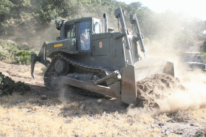 Máquina de ingenieros del BIEM II en el incendio forestal de Sierra de la Plata en Tarifa (Cádiz)