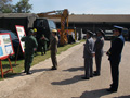 El teniente coronel jefe del quinto Batallón de Ingenieros explica al general Muro la exposición estática de sus capacidades.