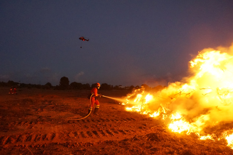 Uno de los objetivos de este nuevo procedimiento es desplegar de noche estos dep&oacute;sitos de agua en lugares inaccesibles por medio de helic&oacute;pteros