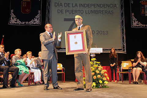 El teniente coronel Juan Carlos Olalla recibe la Medalla al M&eacute;rito de la Ciudad de Puerto Lumbreras de manos de su alcalde, Pedro Antonio S&aacute;nchez.