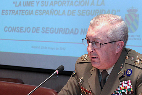 El general Rold&aacute;n durante la conferencia