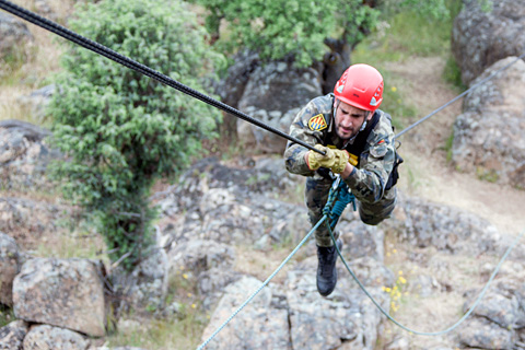 Alumnos realizando pr&aacute;cticas de rescate.