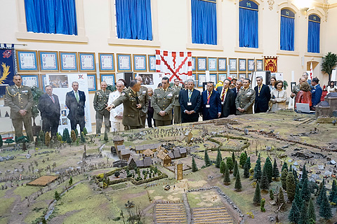 El JEME atiende a las explicaciones sobre una de las maquetas que recrea el corredor log&iacute;stico utilizado por los Tercios de Flandes, que se exponen en la Escuela de Guerra del Ej&eacute;rcito hasta el 31 de mayo.