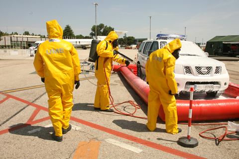 Efectivos del BIEM I en labores de descontaminaci&oacute;n NRBQ