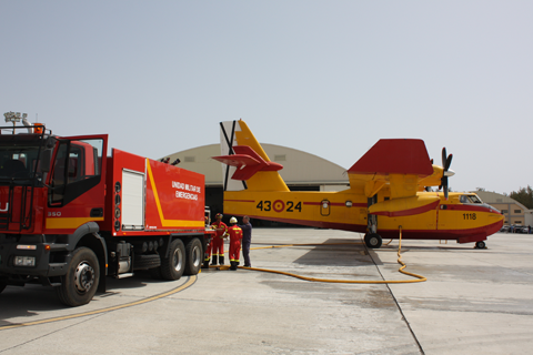 Pr&aacute;cticas de carga de agua en tierra de los aviones UD-13/14 &ldquo;Canadair&rdquo;